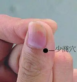 老年篮球爱好者如何保持罚球的手感?_2